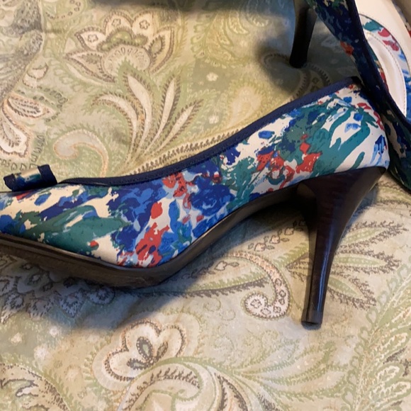 Apt 9 Print Fabric Bow Pumps - Picture 4 of 7